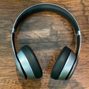 Beats solo wireless. Like new with original charger, aux cord and case